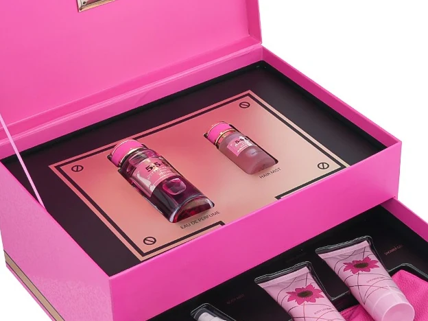 الطبقة العليا من العلبة: عطر 5·5·5 ومعطر الشعر في حاملهما